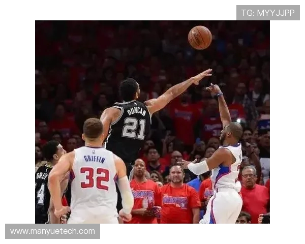 美国队与希腊队激战正酣谁能在这场篮球对决中胜出